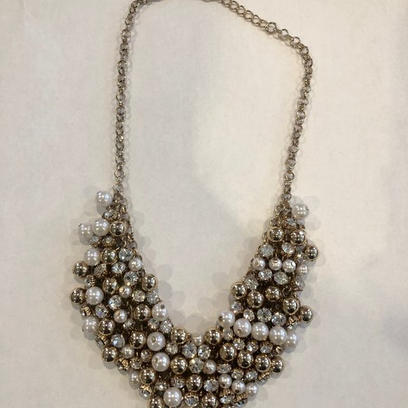 NWOT Faux Pearl and Faux Gold Necklace - Picture 2 of 2